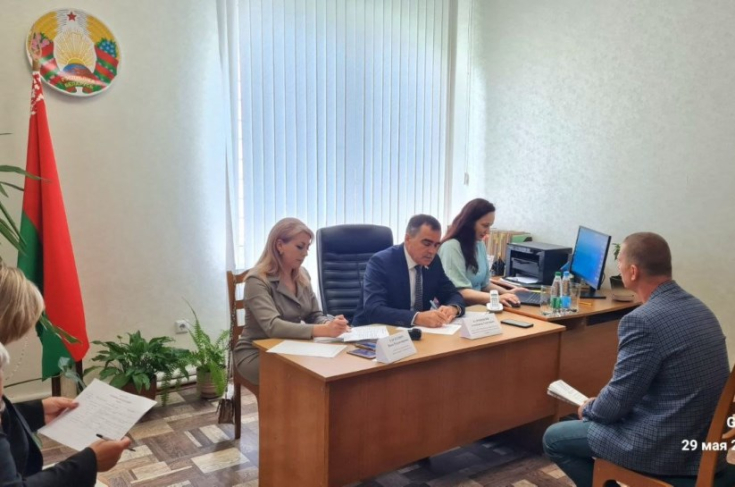 «Жители Жабинковщины активно участвуют в приемах, потому что знают, что их вопросы не останутся без внимания». А.Карпицкий провел 
прием граждан