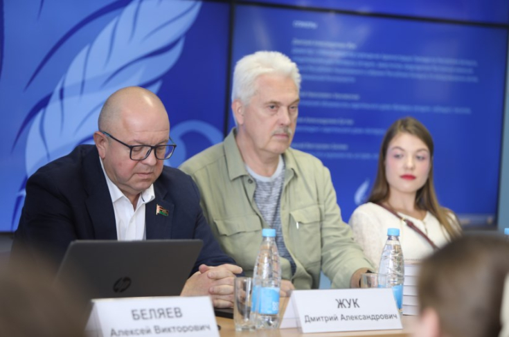 Дмитрий Жук: «Каждый журналист должен твердо усвоить слова Главы государства, которые он произнес 29 августа прошлого года, заслушивая доклад об актуальных вопросах информационной политики: «Я призываю вас основываться на правде. И пропагандировать будем только нашу белорусскую правду».