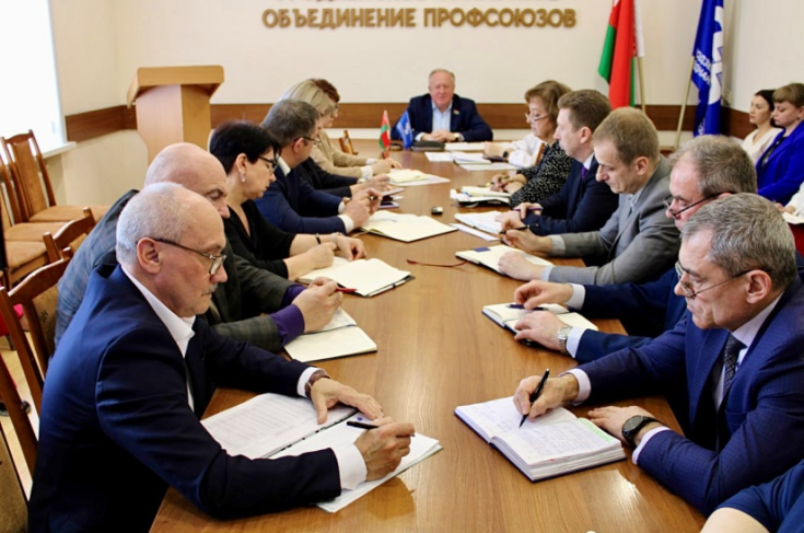 Член Совета Республики В.Лискович провел совещание с председателями областных организаций отраслевых профсоюзов