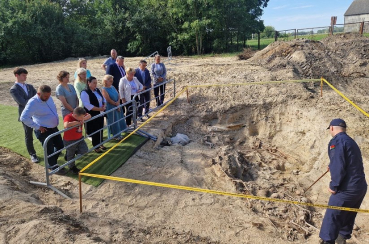 А.Карпицкий посетил место обнаружения массового захоронения мирных жителей времен Великой Отечественной войны