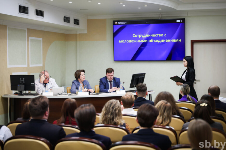 Законодательные инициативы, просветительские проекты. О чем говорила молодежь на встрече с Павлюченко
