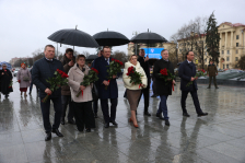 Участники "Большой туристической недели" возложили цветы и венки к монументу Победы в Минске