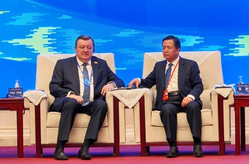 Фото. 
 Чжан Синь, вице-председатель Всекитайской
федерации промышленности и торговли, Председатель правления электротехнической
компании TBEA, депутат 14-го созыва ВСНП  