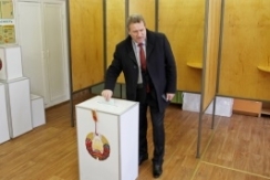 Член Совета Республики В.Полищук принял участие в досрочном голосовании на республиканском референдуме