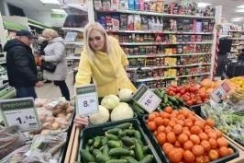 Член Совета Республики К.Капуцкая провела
мониторинг ценовой и ассортиментной доступности
промышленных и продуктовых товаров на Мядельщине
