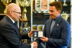 Член Совета Республики Д.Басков награжден медалью в честь 100-летия БФСО «Динамо»