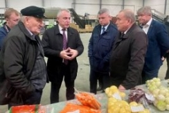 Член Совета Республики А.Неверов посетил Туровский молочный комбинат и крестьянское хозяйство М.Шруба