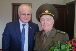 Член Совета Республики Ю.Деркач посетил в г. Полоцке участника Великой Отечественной войны