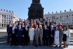 Председатель Совета Республики Н.Кочанова и члены Молодежного парламента приняли участие в церемонии возложения цветов к Монументу Победы