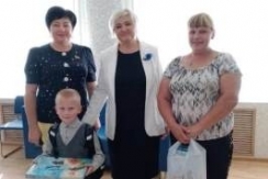Член Совета Республики А.Смоляк вручила портфели школьникам из многодетных семей в Брагине и Лоеве