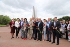 Члены Президиума Совета Республики В.Лискович и Т.Рунец приняли участие в церемонии возложения цветов к Вечному огню мемориального комплекса «Три штыка»