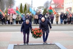 Член Совета Республики Г.Протосовицкий возложил цветы к Братской могиле воинов-освободителей г. Столина