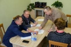 Член Совета Республики Ю.Наркевич провел выездной личный прием граждан
