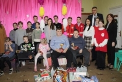 Член Совета Республики А.Шолтанюк поздравил с новогодними праздниками воспитанников коррекционного центра