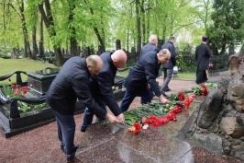 Член Совета Республики А. Кушнаренко принял участие в возложении
на военном кладбище в Минске
