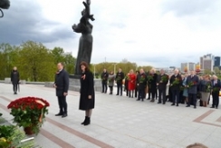Председатель Совета Республики Н.Кочанова и члены Совета Республики возложили цветы к стеле «Минск — город-герой»