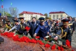 Член Совета Республики В.Полищук
принял участие в церемонии возложения
цветов к Вечному огню на Площади Славы 
в г.Могилеве
