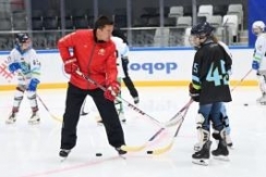Член Совета Республики Д.Басков организовал хоккейный матч для детей из ДНР