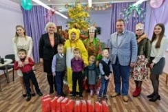 Член Совета Республики С.Анюховский принял участие в новогодней благотворительной акции «Наши дети»