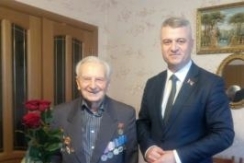 Член Совета Республики А.Неверов
поздравил бывшего узника фашистского 
концлагеря К.И.Метлушко 
