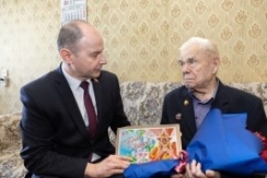 Член Совета Республики А.Кушнаренко навестил ветерана Великой Отечественной войны