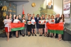 Председатель Совета Республики Наталья Кочанова вручила в Совете Республики паспорта 14-летним ребятам
