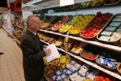 Член Совета Республики И.Гедич провёл мониторинг цен и наличия товаров в одном из гипермаркетов Гродно