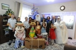 Член Совета Республики Г.Протосовицкий посетил три дома семейного типа, поздравил детей с Новым годом и вручил им подарки