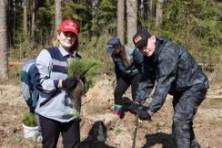 Член Совета Республики А.Кушнаренко принял участие в акции «Неделя леса»