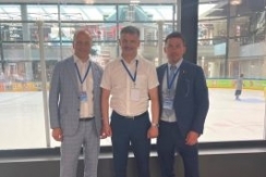 Члены Совета Республики В.Байко и Д.Басков посетили ледовую арену в торгово-развлекательном комплексе «Тринити»