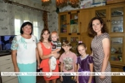 Член Совета Республики А.Смоляк вручила подарки школьникам из многодетной семьи в Лоевском районе