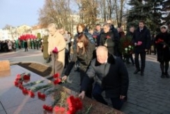 Член Совета Республики В.Лискович принял участие в торжественной церемонии возложения цветов и венков к братской могиле воинов
