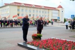 Член Совета Республики Г.Протосовицкий возложил цветы к братской могиле воинам-освободителям города Столина