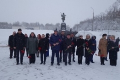 Члены Совета Республики Т.Рунец и Д.Басков приняли участие в церемонии возложения цветов к Вечному огню в г. Великие Луки (Российская Федерация)