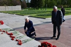 Член Президиума Совета Республики С.Рачков возложил цветы на Пискаревском мемориальном кладбище в Санкт-Петербурге