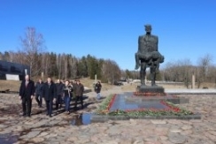 Член Совета Республики А.Кушнаренко посетил мемориальный комплекс «Хатынь»