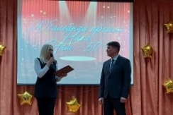 Член Совета Республики К.Капуцкая поздравила педагогический коллектив с юбилеем школы