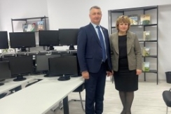 Член Совета Республики О.Жингель передал компьютерную технику библиотеке