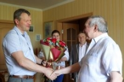 Член Совета Республики О.Романов поздравил с 80-летием ветерана труда