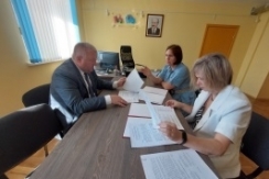 Член Совета Республики О.Дьяченко провел рабочую встречу с директором средней школы № 225 г. Минска