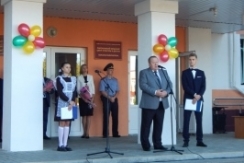 Член Совета Республики В.Хроленко принял участие в торжественной линейке