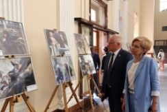 Член Совета Республики Ю.Деркач ознакомился с выставкой «Граница между жизнью и смертью»