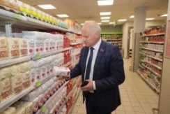 Член Совета Республики Ю.Деркач провел мониторинг наличия социально значимых продовольственных и непродовольственных товаров в Витебске
