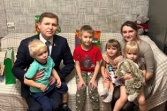 Член Президиума Совета Республики С.Сивец в рамках республиканской акции «Наши дети» поздравил многодетную семью с Новым годом