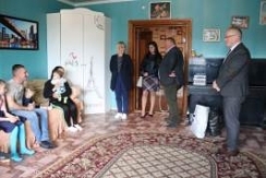 Член Совета Республики В.Котович посетил детский дом семейного типа