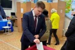 Член Президиума Совета Республики С.Сивец принял участие в досрочном голосовании на республиканском референдуме