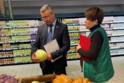 Член Совета Республики О.Жингель провел мониторинг цен на продукты питания и лекарственные средства