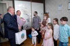 Член Президиума Совета Республики В.Лискович посетил многодетную семью Пантюхиных