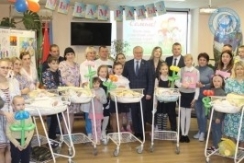 Член Совета Республики Ю.Деркач принял участие в поздравлении многодетных семей в Витебском областном клиническом родильном доме