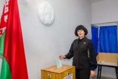 Член Совета Республики Е.Зябликова приняла участие в досрочном голосовании